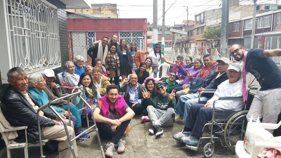 Personas participando en una acción de servicio con comunidad