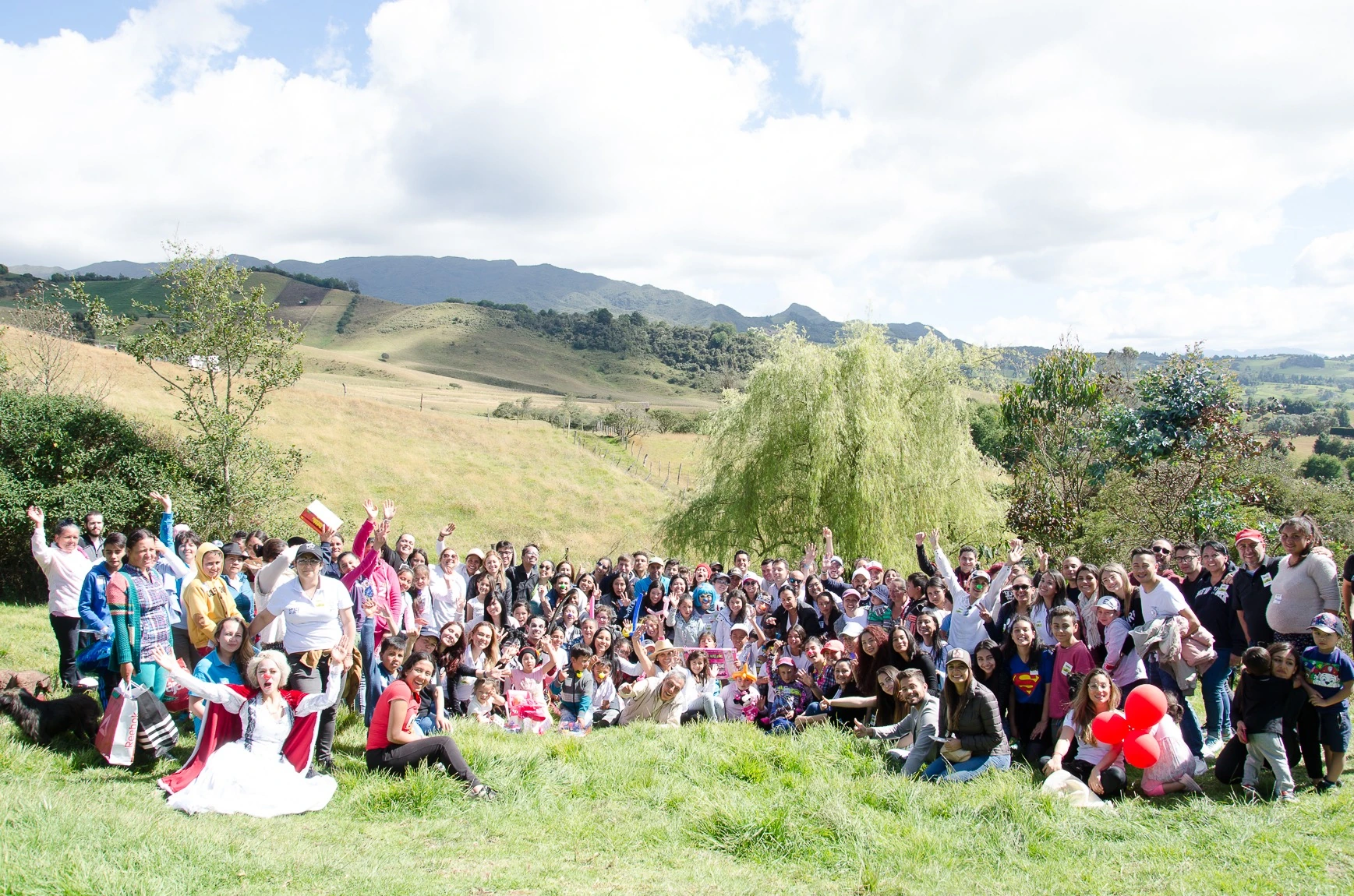 Comunidad reunida en una experiencia social de Una Nueva Cultura