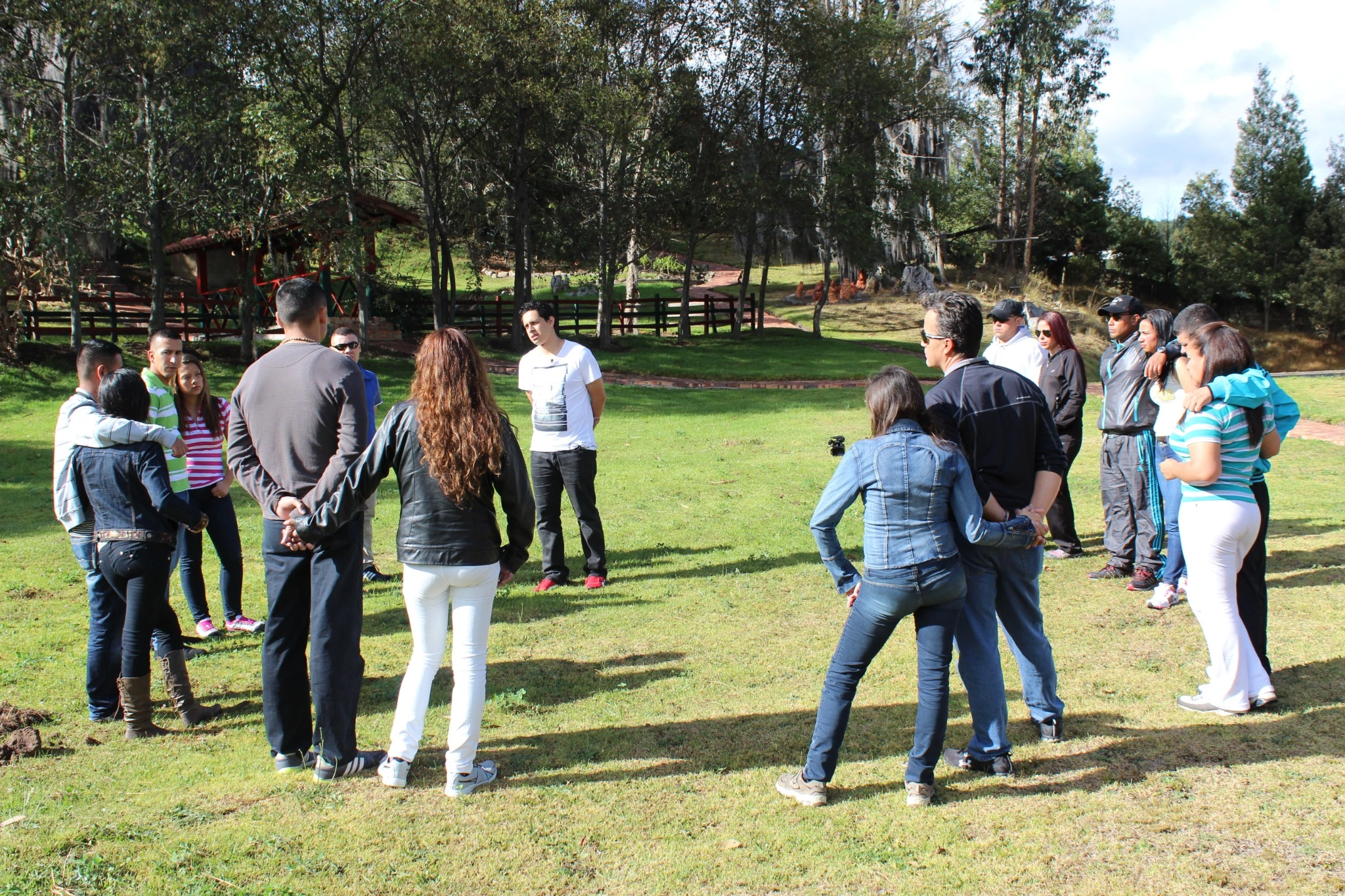 Personas participando en una experiencia de desarrollo y conexión